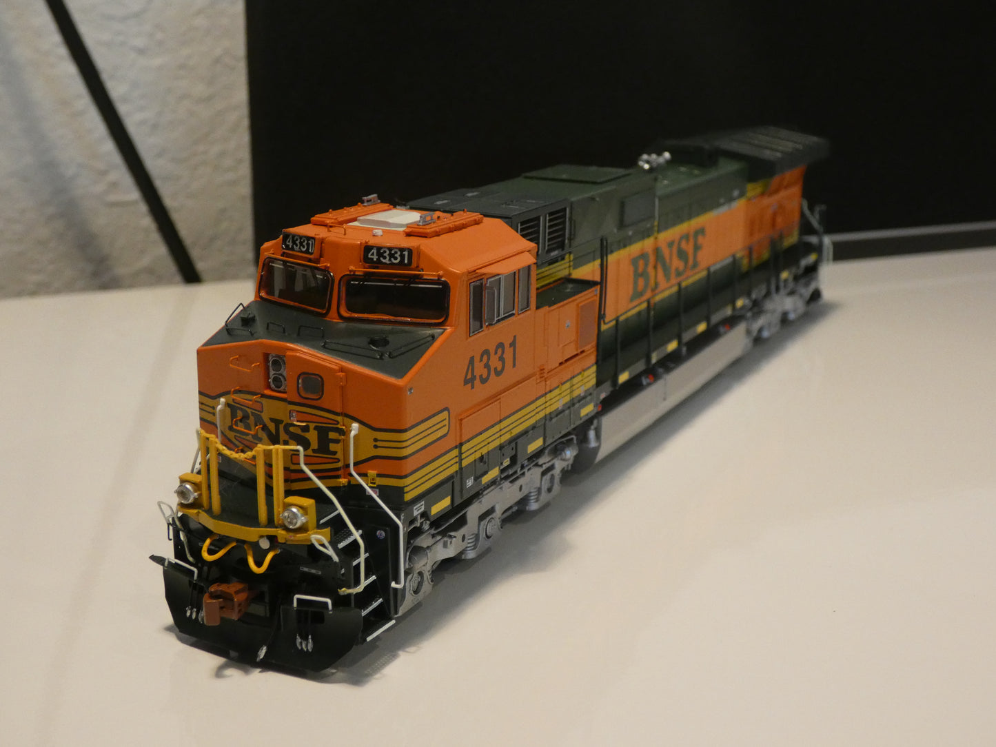 ScaleTrains Rivet Counter HO Scale GE DASH 9-44CW, BNSF/Hertitage I & II DCC/Sound