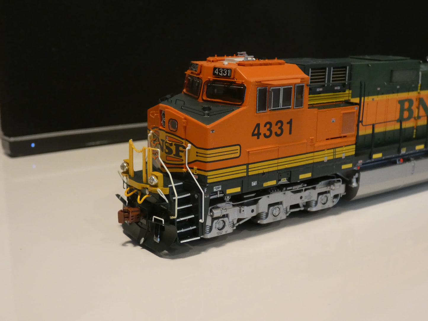 ScaleTrains Rivet Counter HO Scale GE DASH 9-44CW, BNSF/Hertitage I & II DCC/Sound
