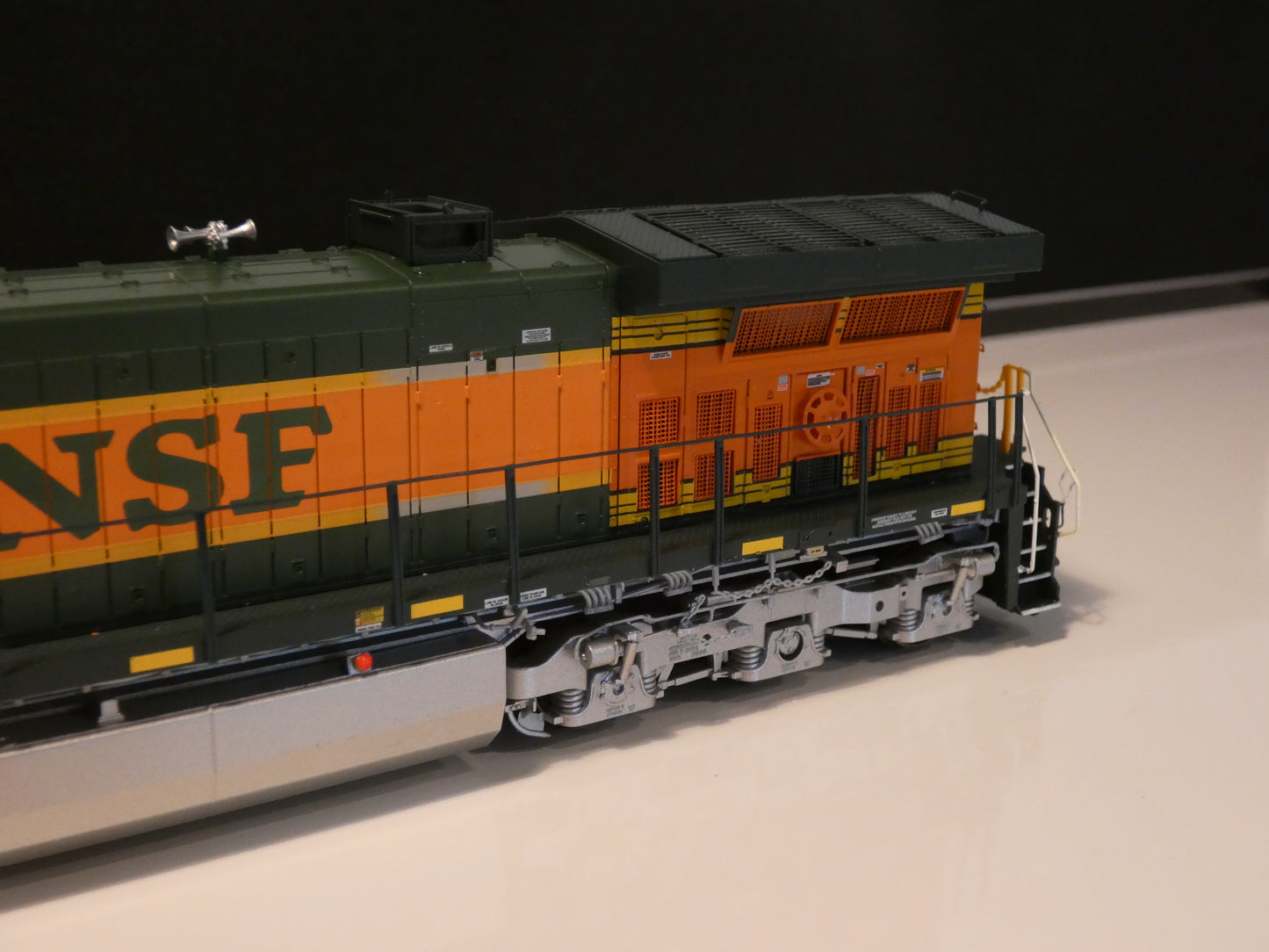 ScaleTrains Rivet Counter HO Scale GE DASH 9-44CW, BNSF/Hertitage I & II DCC/Sound
