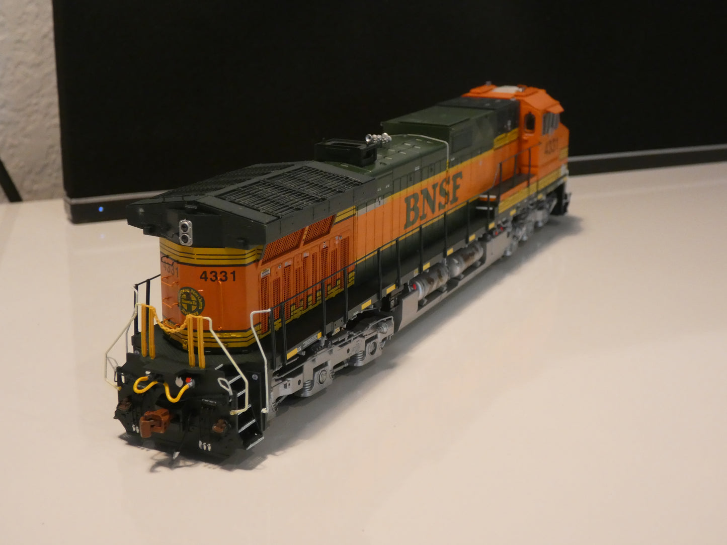 ScaleTrains Rivet Counter HO Scale GE DASH 9-44CW, BNSF/Hertitage I & II DCC/Sound