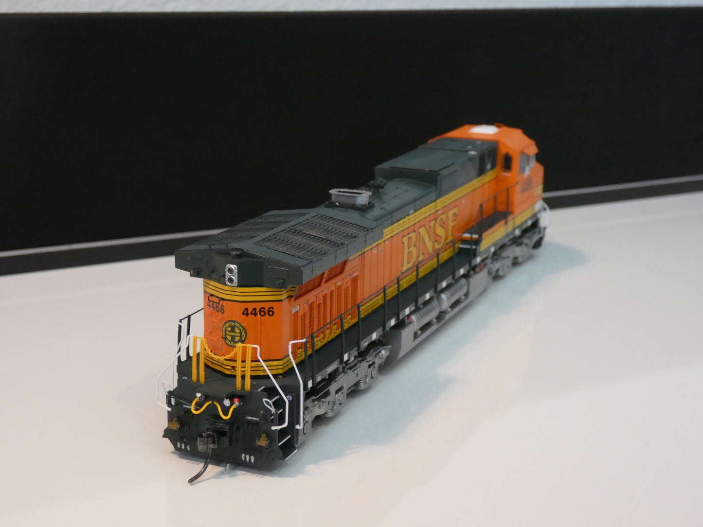 ScaleTrains Rivet Counter HO Scale GE DASH 9-44CW, BNSF/Heritage II #4466 DCC/Sound