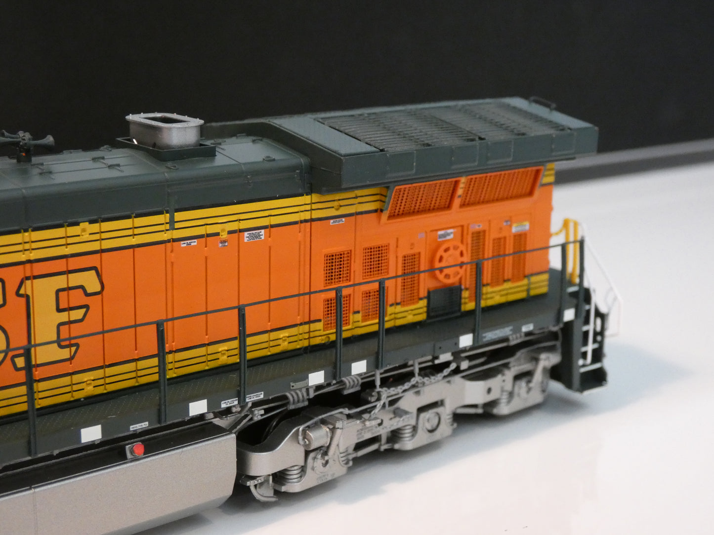 ScaleTrains Rivet Counter HO Scale GE DASH 9-44CW, BNSF/Heritage II #4466 DCC/Sound